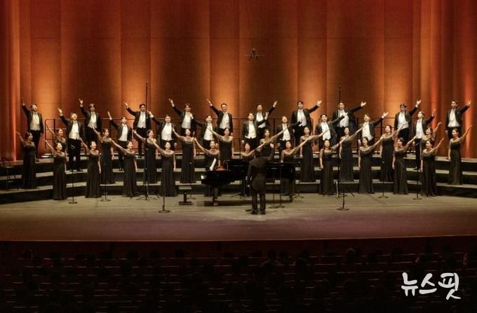 제10회 정기연주회 '우리의 노래, 마음의 뜰에 피어나' 공연 모습.(용인시 제공)