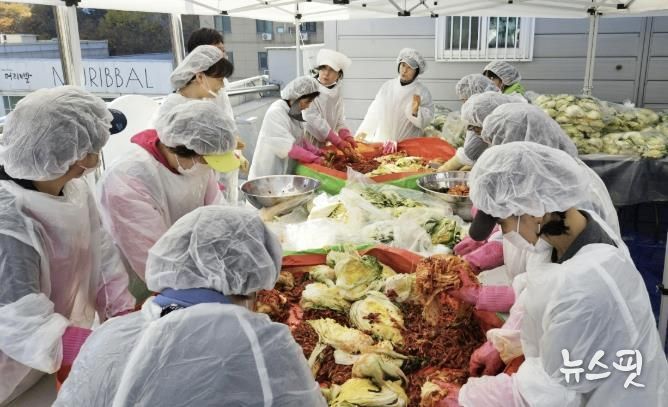 수원시 영통구 영통1동 사랑의 김장 나눔으로 이웃사랑 실천