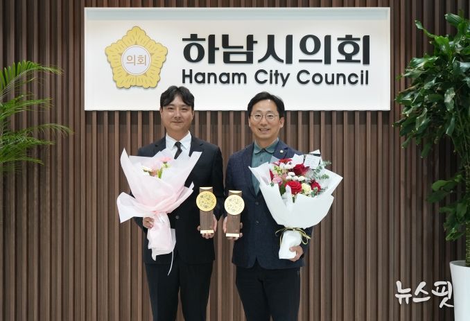 11월 14일 경기동부권시‧군의장협의회 ‘제12회 의정활동 우수의원’ 수상의 영예를 안은 오승철 의원(사진 오른쪽)과 우수 직원 임종복 정책지원관이 기념사진을 찍고 있다. (사진_하남시의회 제공)