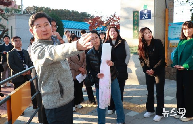 이상일 용인특례시장이 14일 포곡초등학교에서 학부모들과 만나 학생들의 안전을 위한 방안을 논의했다.(용인시 제공)