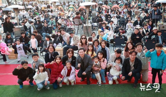 이상일 용인특례시장이 15일 용인포은아트홀 문화광장에서 열린 ‘2025 어텀라운지 페스티벌’에 참석해 시민과 소통의 시간을 갖고 있다.(용인시 제공)