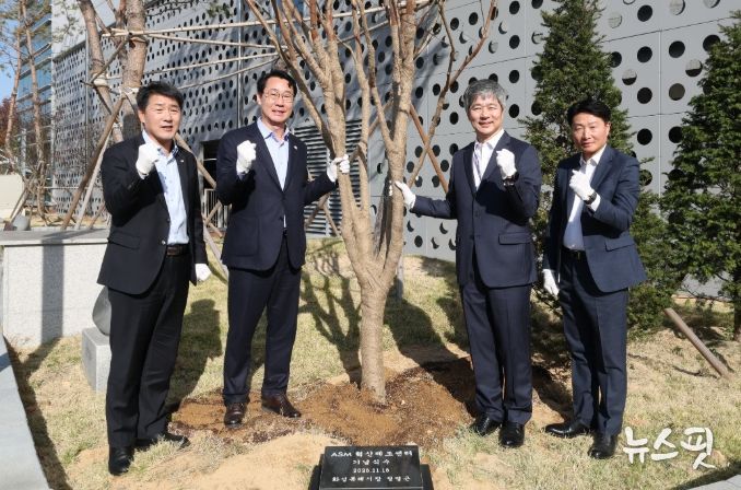 정명근 화성특례시장, 배정수 화성특례시의회 의장, 이영석 ASM코리아 대표가 기념 식수를 하고 기념촬영을 하고 있다.(화성시 제공)