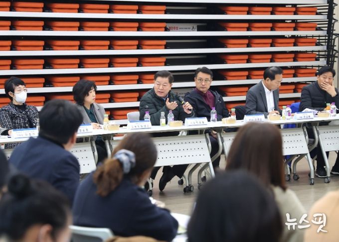 박승원 광명시장이 17일 오후 광명동초등학교 통학로 안전 확보를 위한 현장간담회에 참석해 발언하고 있다.