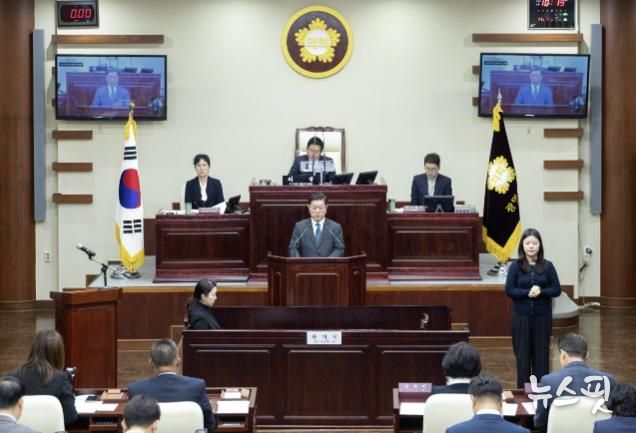 박승원 광명시장이 19일 '제 297회 광명시의회 제2차 정례회'에서 시정연설을 하고 있다.