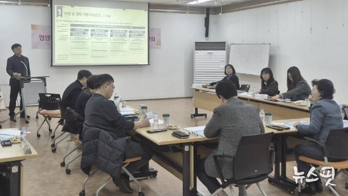 조성진 평생학습팀장이 19일 안산시평생비전센터에서 ‘제4차(2026~2030) 안산시 평생학습도시 중장기 발전계획’ 연구용역 중간보고회를 진행하고 있다.