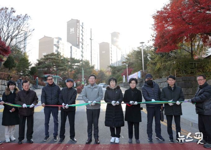 19일 교동마을 현대홈타운 정문에서 이상일 시장과 시 관계자, 입주민들이 진출입로 준공 기념 테이프커팅을 하고 있다
