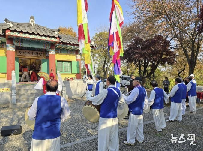 성곡동 주민들이 20일 단원구 성곡동 해봉산 정상에 소재한 잿머리 성황당에서 마을 공동 제사를 지내고 있다.