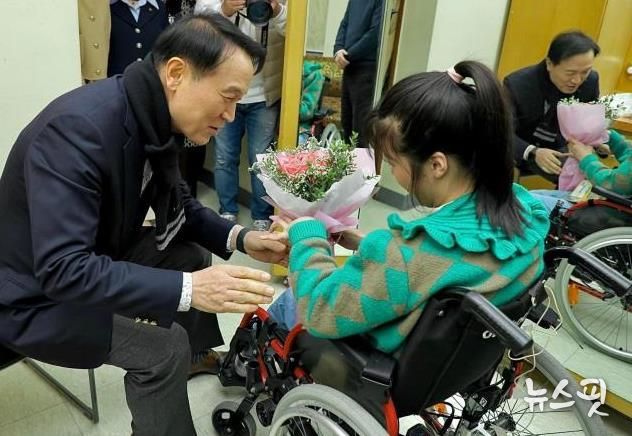 경기도교육청 장애인식개선 창작뮤지컬 ‘위리’ 출연 장애학생을 격려하는 임태희 교육감 사진