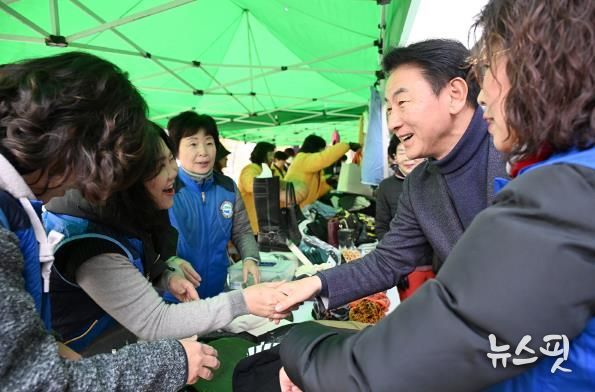 김동근 시장이 11월 22일 신곡2동 주민자치회의 ‘신2나는 별난 장터’ 행사에서 주민들과 소통하고 있다.