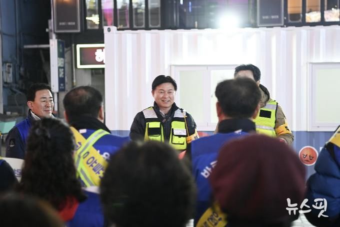 조용익 부천시장이 지난 25일 부천역 피노키오 광장 미디어안전센터 앞에서 시민대책위원회 가두캠페인에 대해 감사인사를 전하고 있다.