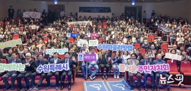 행사 참석자들이 단체 사진을 촬영하고 있다.