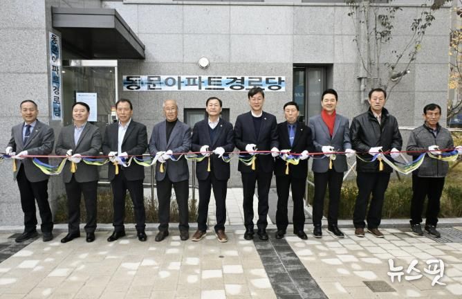 이민근 안산시장(오른쪽 다섯번째)이 26일 반월동 동문디이스트경로당에서 개소식 기념 테이프 커팅을 하고 있다.