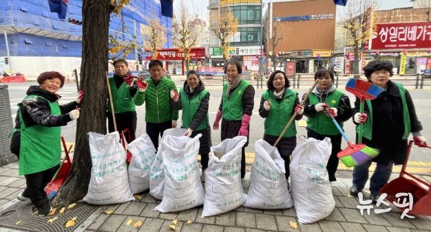 광명시 광명3동 행정복지센터는 지난 21일, 25일, 27일 세 차례에 걸쳐 주민과 단체원 50여 명이 참여한 가운데 낙엽으로 인한 빗물받이 막힘과 미끄럼 사고를 예방하기 위한 ‘가을철 낙엽 대청소’를 실시했다.
