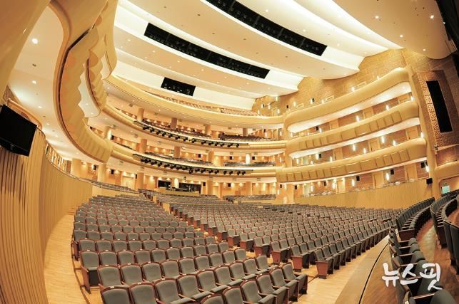 1,887석의 좌석을 갖춘 오페라극장인 고양아람누리 아람극장