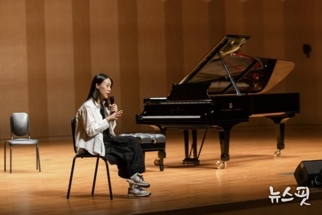 마스터클래스에서 고양예고 학생들의 질문에 답변하는 피아니스트 손열음