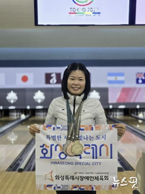 2025 도쿄 데플림픽에서 금1·은1·동1의 성적을 거둔 박선옥 선수가 메달을 목에 걸고 기념촬영하고 있다
