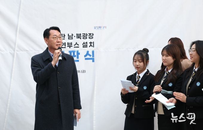 정명근 화성특례시장이 학생들과 흡연부스 설치에 따라 정화된 거리 환경에 대해 이야기 하고 있다.(화성시 제공)