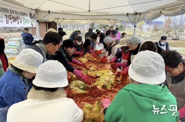 시흥시 배곧2동 주민자치회, 김장 나눔으로 지역사회에 온정 전달