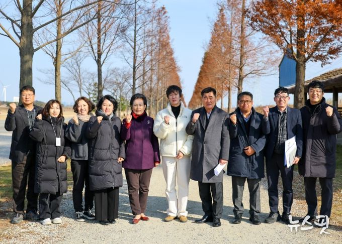 안산시의회 문화복지위원회가 지난 2일 대부바다향기테마파크를 방문해 현장활동을 벌이고 있는 모습.