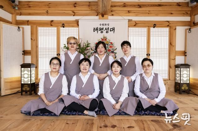 혜경궁 궁중다과 체험을 운영하는 수라지기