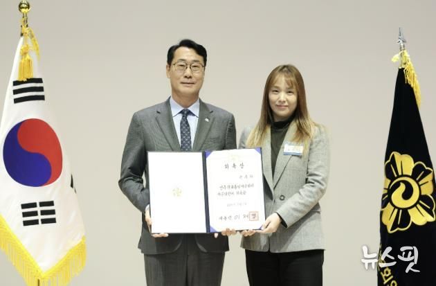 정명근 화성특례시장이 자문위원 위촉장을 들고 기념촬영을 하고 있다