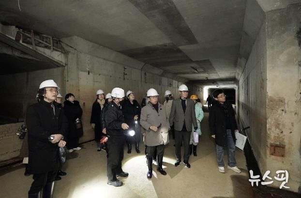 구미동 성남물빛정원 지하 공동구 활용도를 찾기 위해 진행 중인 시민 탐사대 프로그램에 참여 중인 신상진 성남시장