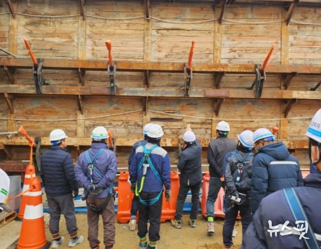 대규모 건축공사현장 안전점검이 진행되고 있는 모습.