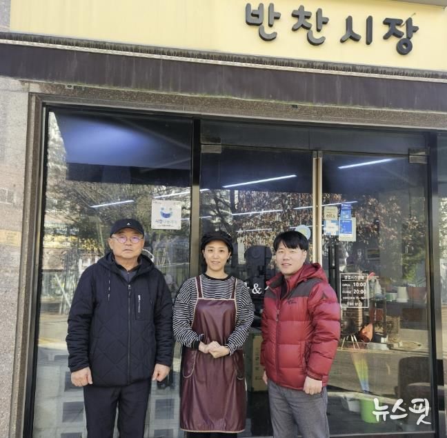 수원시 장안구 정자1동, 반찬가게‘반찬시장’사랑나눔가게 현판 전달