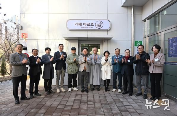 김동근 시장이 12월 8일 송산3동 공공복합청사 1층 주민 공유공간 개소식에서 관계자들과 기념사진을 찍고 있다.