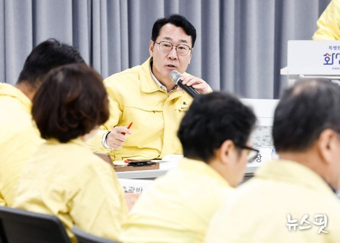 정명근 화성특례시장이 동탄숲 생태터널 관련 재난안전대책본부 회의에서 지시사항을 전달하고 있다.(화성시 제공)