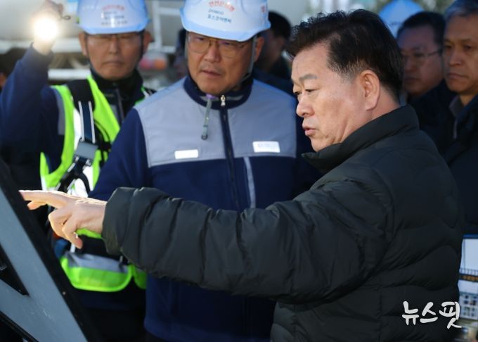 박승원 광명시장이 10일 오후 지난 4월 붕괴사고가 발생한 신안산선 복선전철 공사 현장을 찾아 시공사인 포스코이앤씨 관계자들에게 즉각적이고 책임 있는 복구작업을 해달라고 강력히 촉구하고 있다.