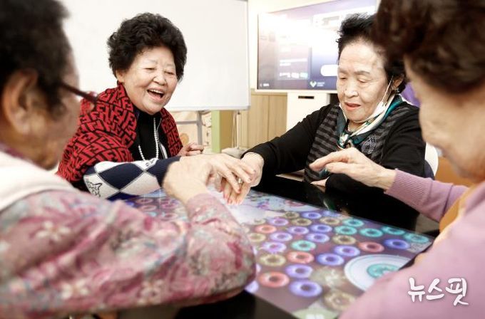 스마트 터치 테이블로 게임을 즐기는 모습