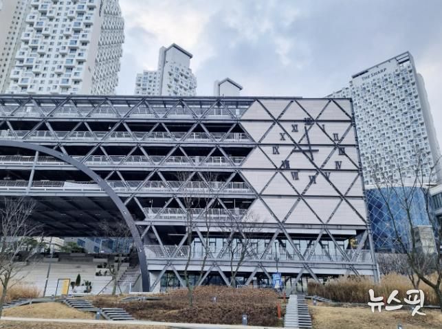 동탄호수공원 주차타워 벽시계.(화성시 제공)