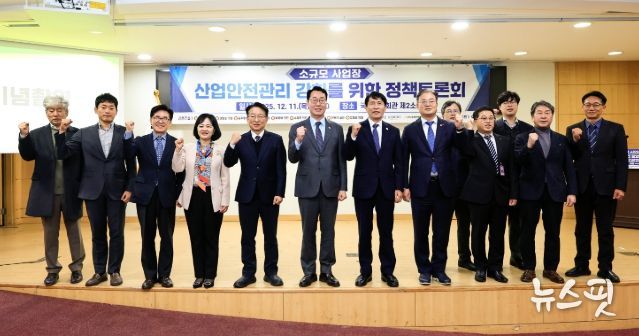 정명근 화성특례시장이 이학영 국회부의장, 권칠승 국회의원 등 참석 내빈들과 기념 촬영을 하고 있다.(화성시 제공)