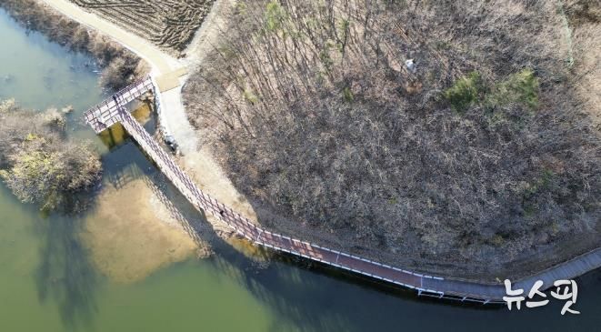 용인특례시가 처인구 이동읍에 있는 이동저수지 둘레길 단절 구간 연결공사를 마무리했다.(용인시 제공)