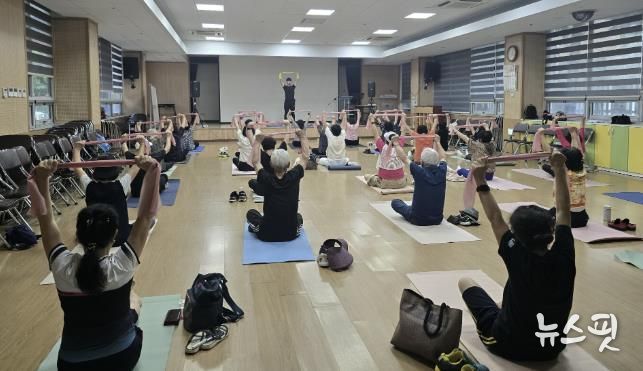 안산체력인증센터에서 단원구노인복지관을 방문, 운동처방을 진행하고 있다.