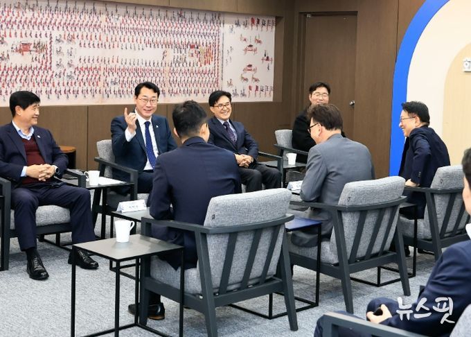 정명근 화성특례시장이 중소벤처기업 산업재산권 보호를 위한 업무 협약식에서 협약 내용에 대하여 참석 내빈들에게 설명 하고 있다.(화성시 제공)