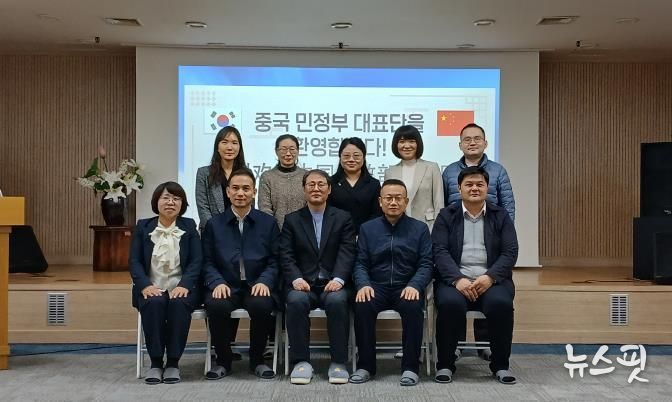 수원시를 방문한 중국 민정부 대표단이 기념촬영을 하고 있다.