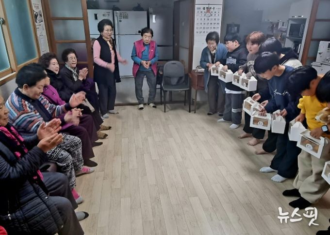 고양시 주교청소년자유공간 동아리 ‘꿀밭’, 경로당에 수제 당근머핀 전달