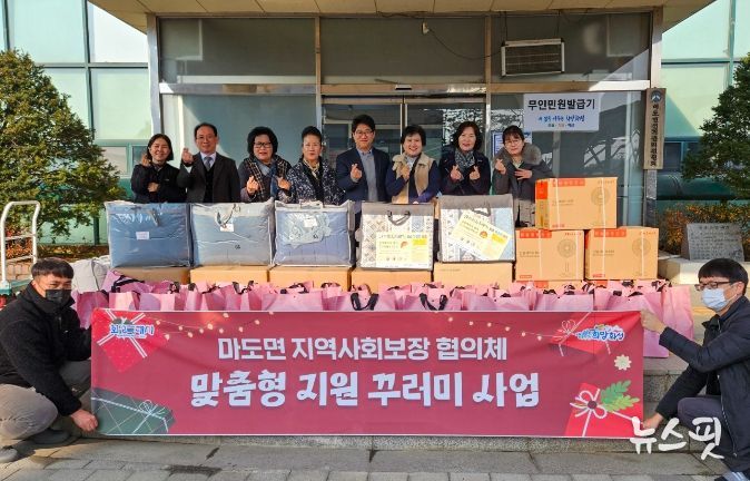 마도면 지역사회보장협의체가 17일 관내 취약계층 및 어린이가정을 대상으로 맞춤형 지원꾸러미 전달에 앞서 기념촬영하고 있다.(화성시 제공)