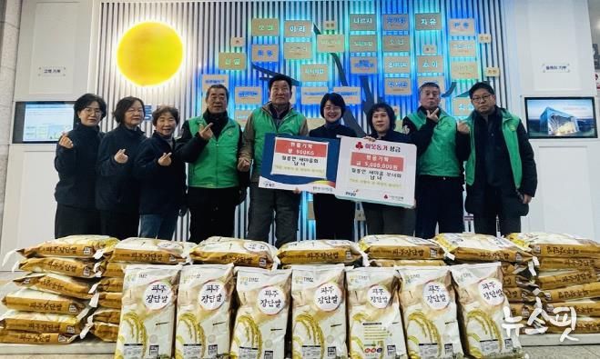 파주시 월롱면 새마을회·새마을부녀회, 취약계층 위해 쌀 500kg과 성금 500만 원 기탁