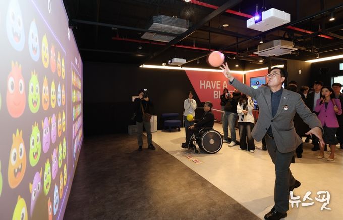 정명근 화성특례시장이 AR 스포츠 체험시설을 시연하고 있다.(화성시 제공)