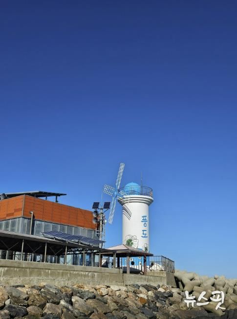 풍도관광안내센터와 풍도등대 전경