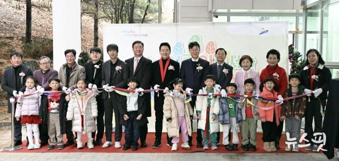 이민근 안산시장(사진 오른쪽에서 다섯번째)과 참석자들이 23일 열린 상록어린이도서관 별동 개관식에서 테이프 커팅을 하고 있다.