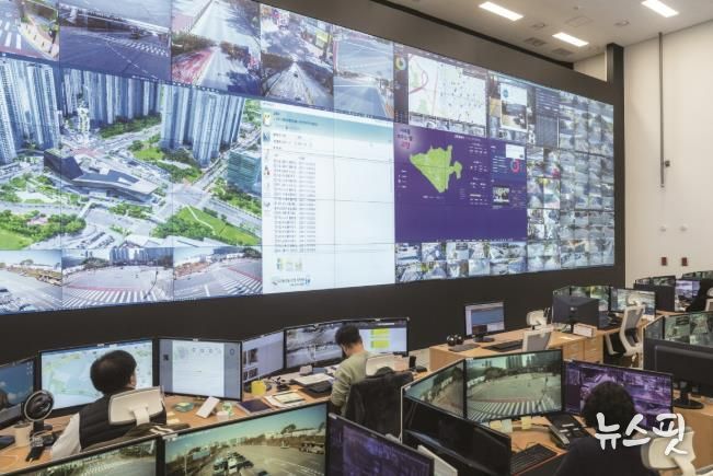 고양시 전역의 상황 정보가 실시간으로 펼쳐지는 고양 스마트시티센터 관제실(출처=고양소식)