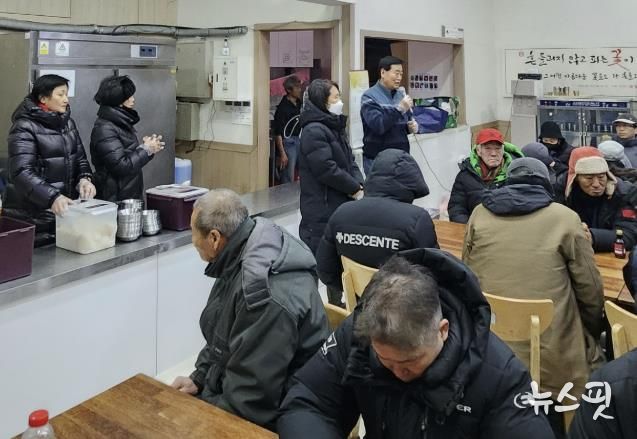 사통팔달협의회, 수원역 노숙인 대상 '사랑의 무료급식' 봉사 펼쳐