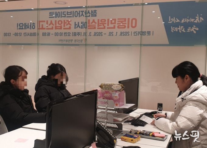 광명시 철산2동 행정복지센터는 신축 단지인 ‘철산자이브리에르(1,490세대)’ 입주민들의 편의를 위해 오는 3월 31일까지 단지 내 입주지원센터에서 ‘이동민원실’을 운영한다.