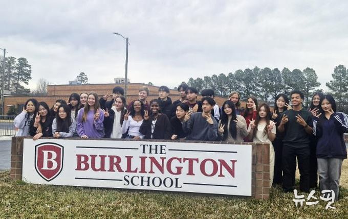 과천시 청소년 미국 어학연수 프로그램 참여 학생들이 벌링턴 스쿨 학생들과 기념사진을 촬영했다