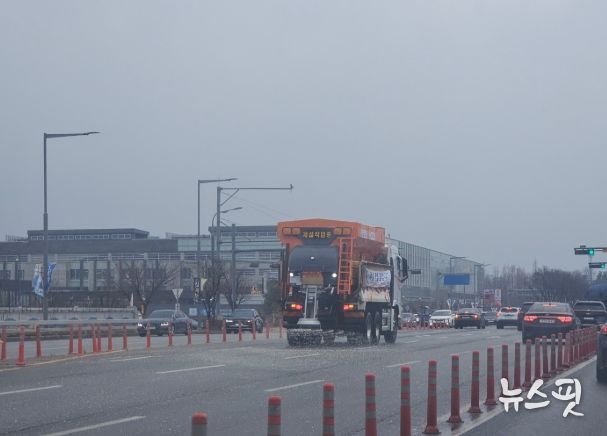 지난 1월 11일 제설차량으로 도로에 제설제를 살포하는 모습.