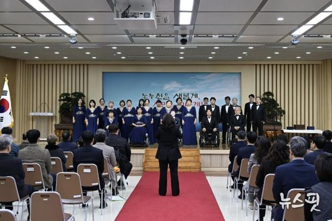 장애인합창단 '별들의 하모니' 동두천시청 월례조회서 울림 있는 식전공연 성료